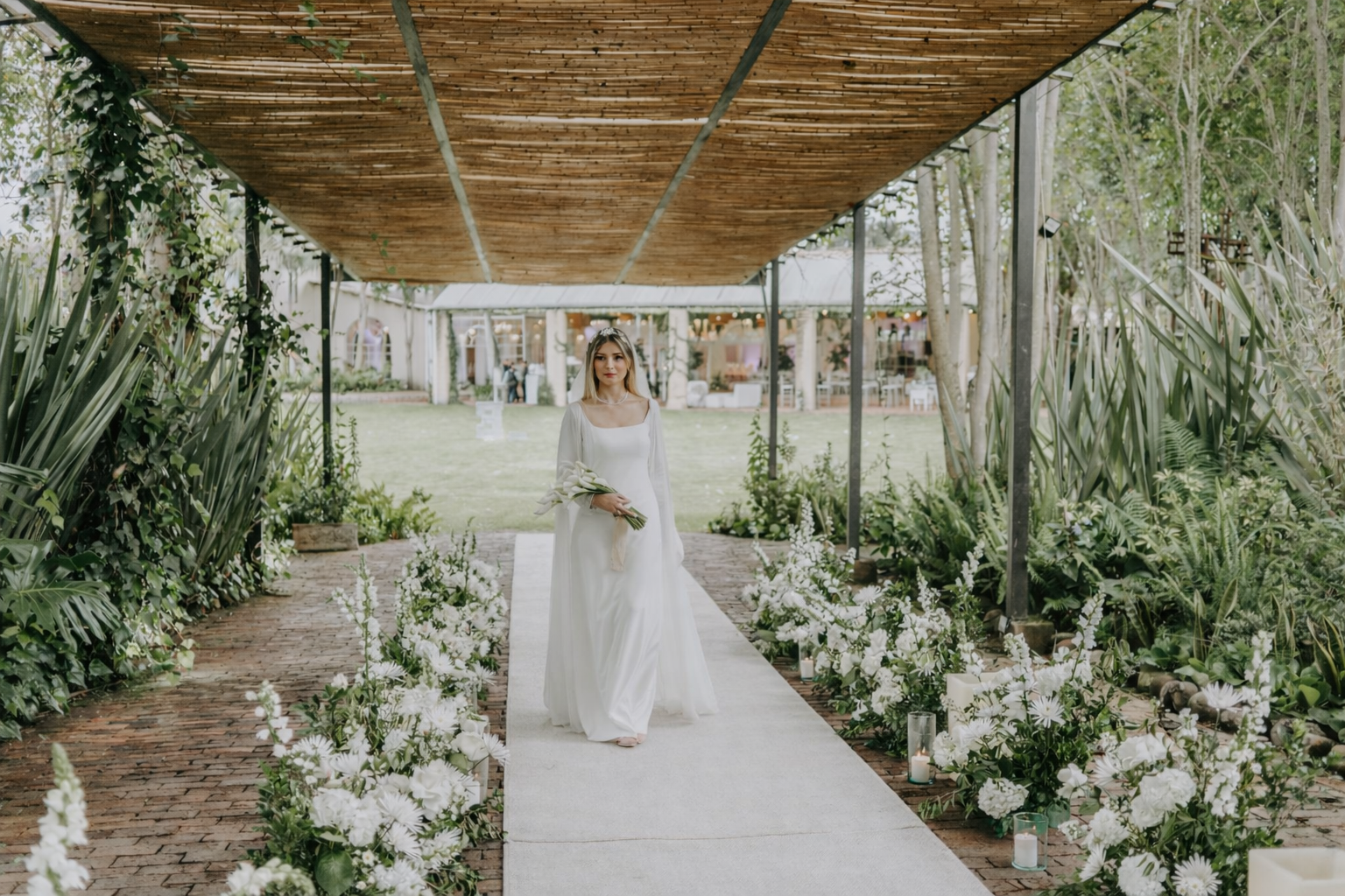 Arcos clásicos y flores detalle 6