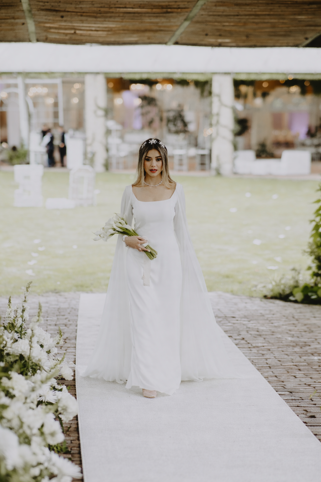 Arcos clásicos y flores imagen editorial amplia