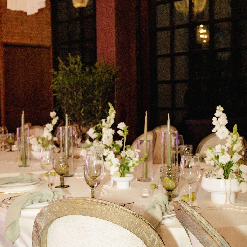 Elegancia nocturna imagen editorial amplia