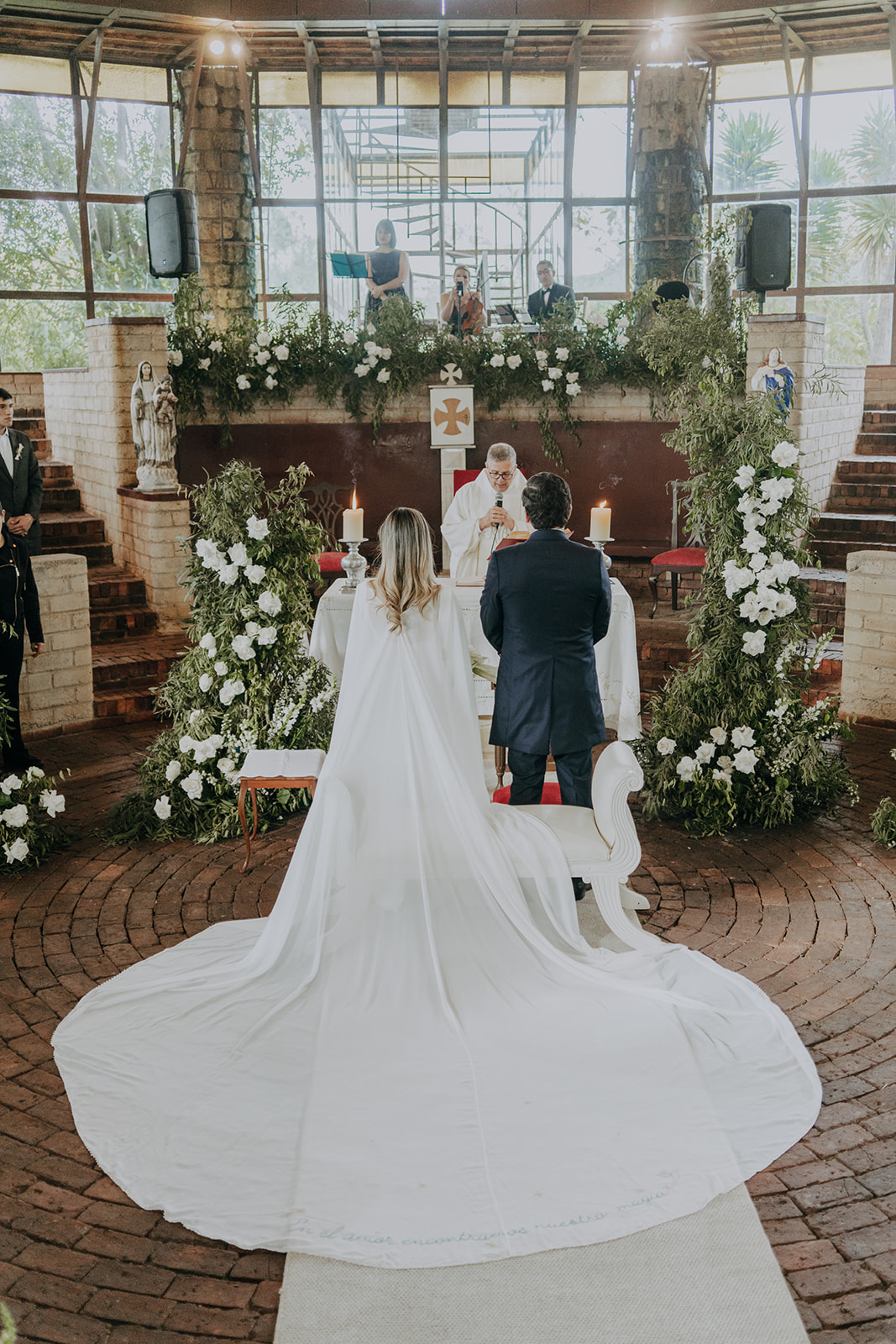 Arcos clásicos y flores detalle 2