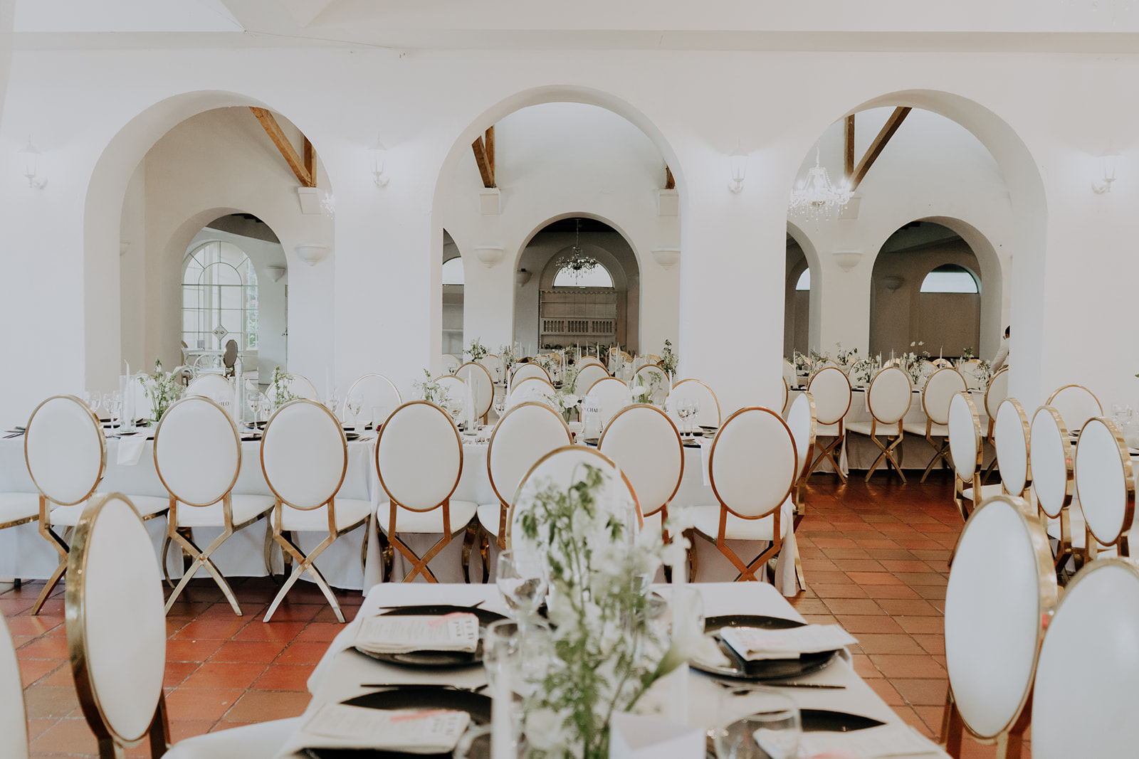 Arcos clásicos y flores detalle 4