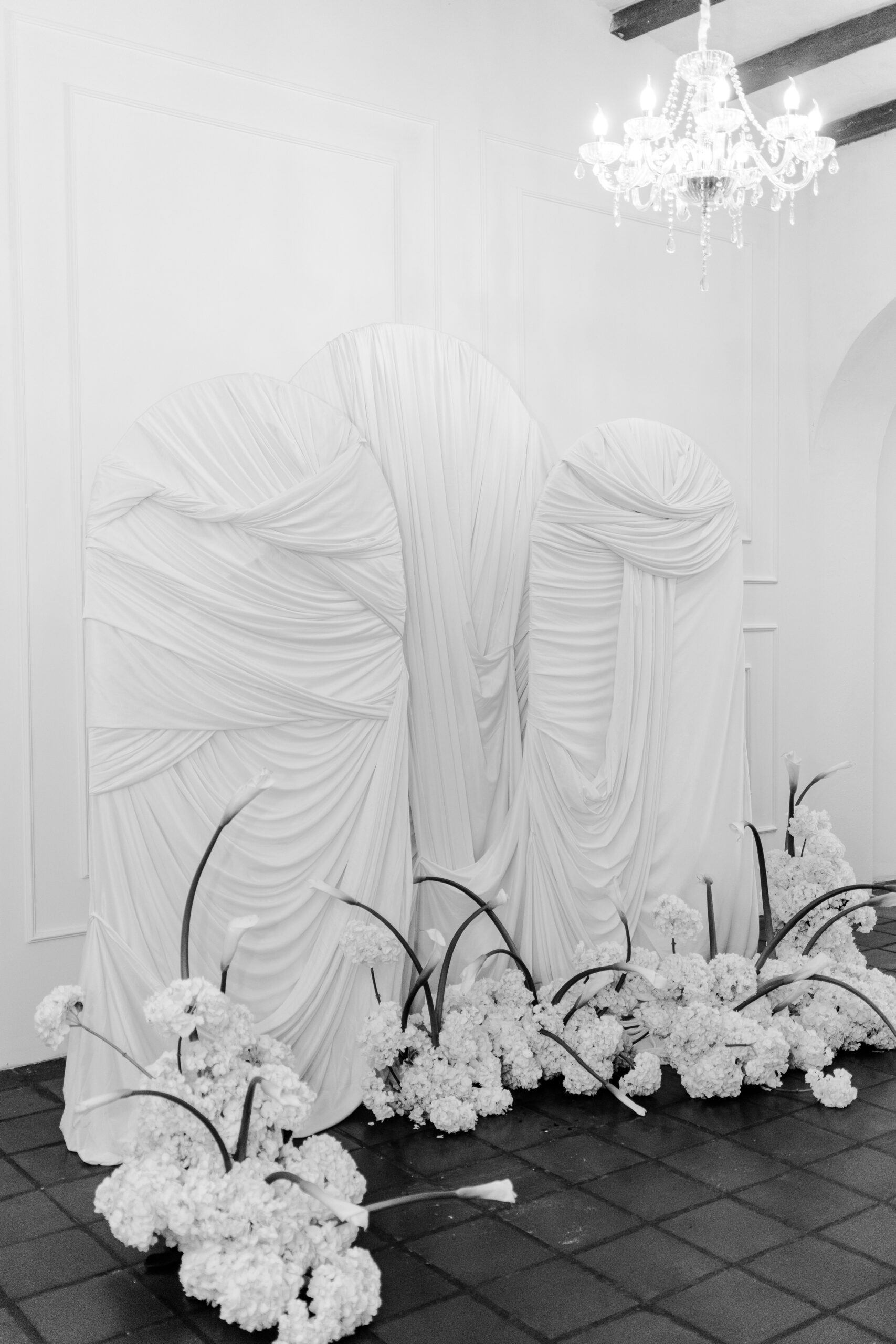 Arcos clásicos y flores cierre editorial