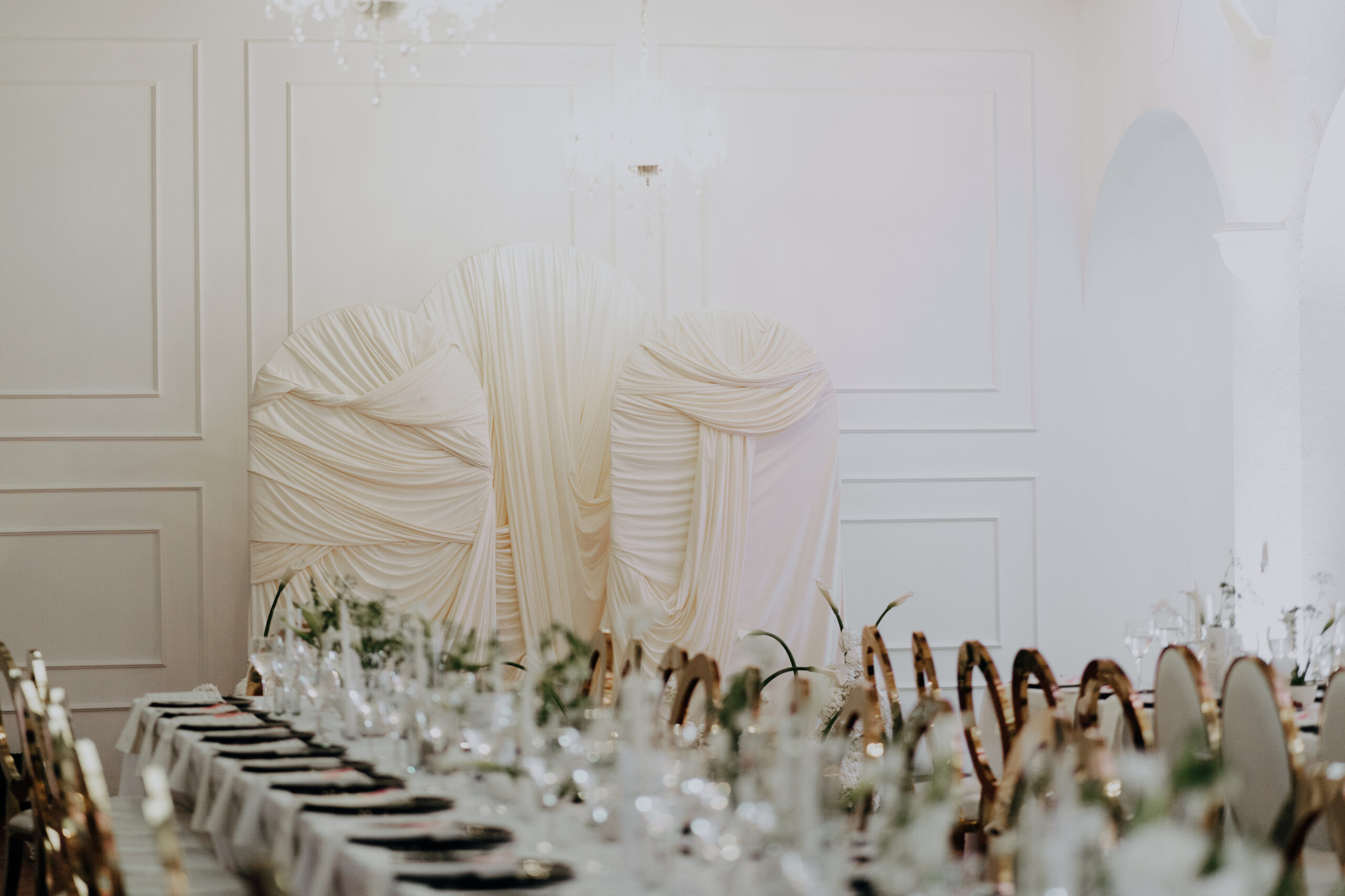 Arcos clásicos y flores detalle 7