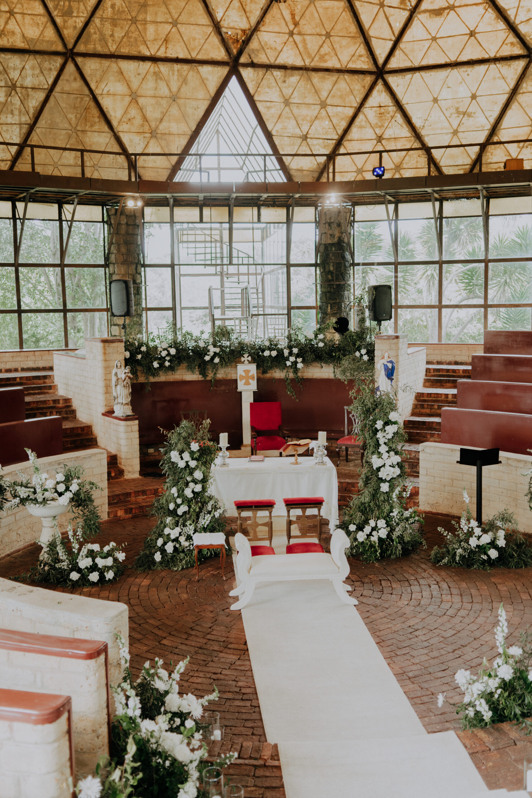 Arcos clásicos y flores