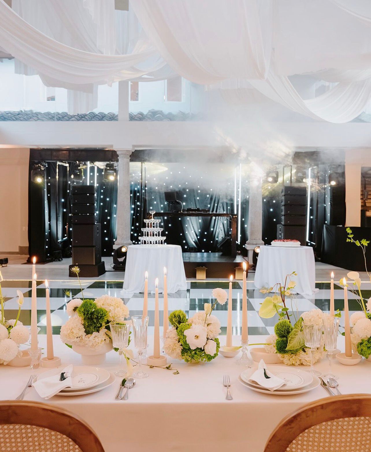 Escena floral editorial en interior