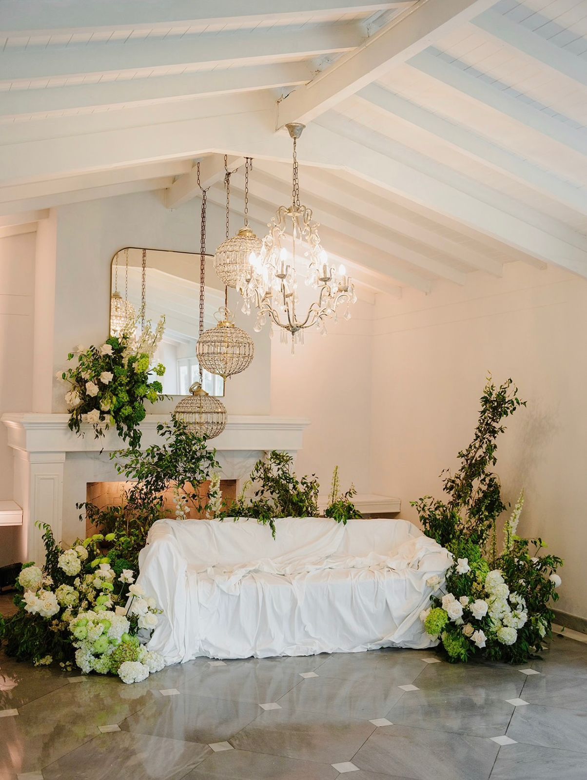 Mesa editorial con velas y flores